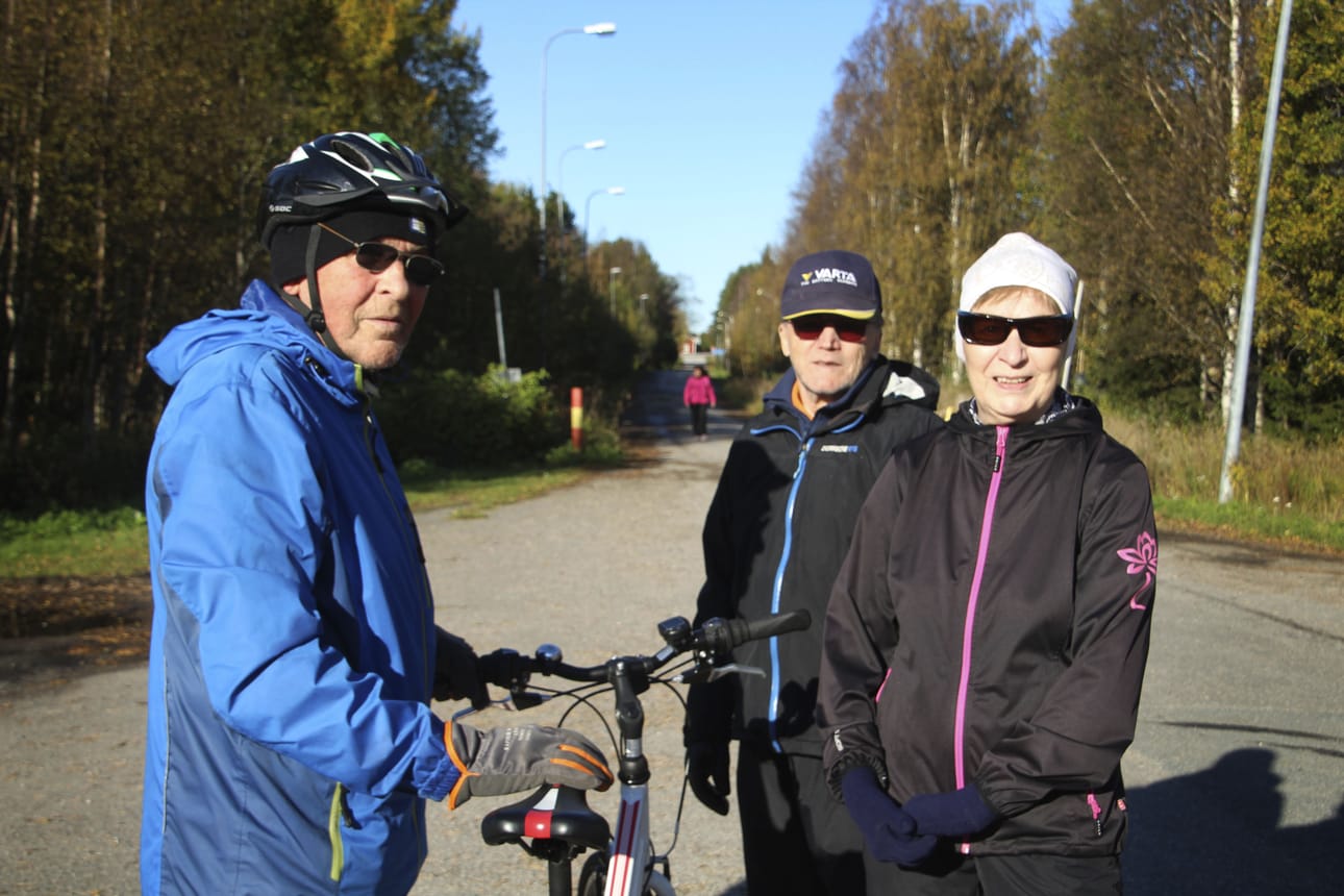 Haaparantalainen Erkki Saariniemi iloitsi vanhan tutun kuntoreitin taas auettua. Pohjoinen tulli eli Näränperä on ollut kokonaan kiinni puoli vuotta. Torniolaiset Eija ja Teuvo Pohjanen lähtivät myös aamulenkille Kaupunginlahden ympäri.