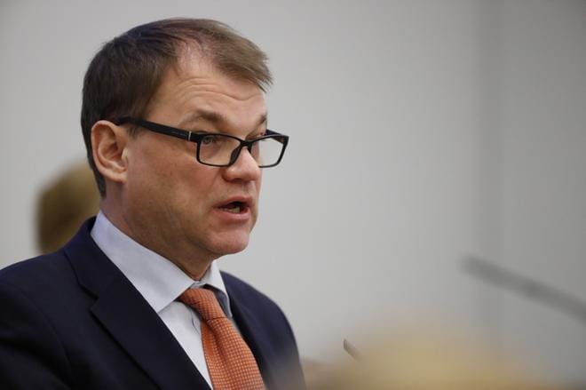 Pääministeri Juha Sipilä (kesk.) korosti, että vain kolme hallituksen esityksistä on peruttu. Kuva: Joel Maisalmi