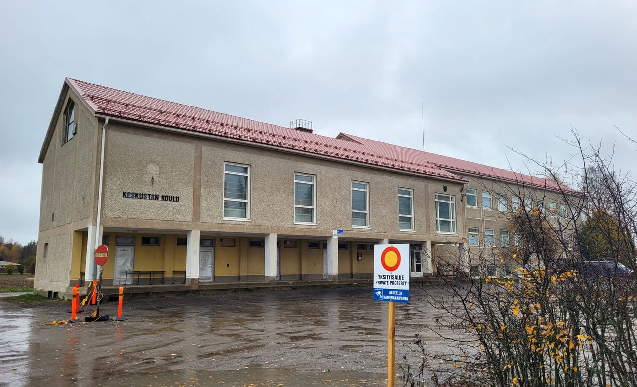Entienen Kauhavan Keskustan koulu piha-alueineen on tältä syksyltä jo hiljentynyt, sillä poimijat ovat lähteneet Suomesta. Kristo Invest Oy osti koulun keväällä 2021.