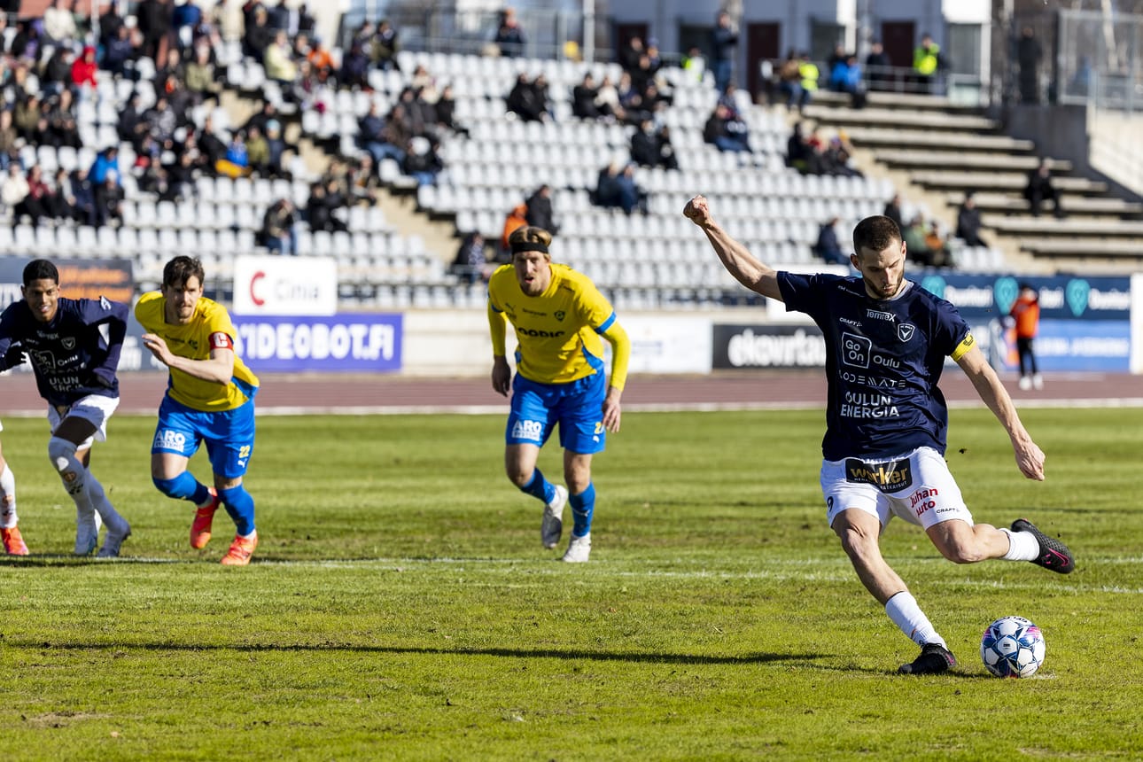 Ashley Coffey iski AC Oulun 1–1-tasoituksen rangaistuspotkusta.