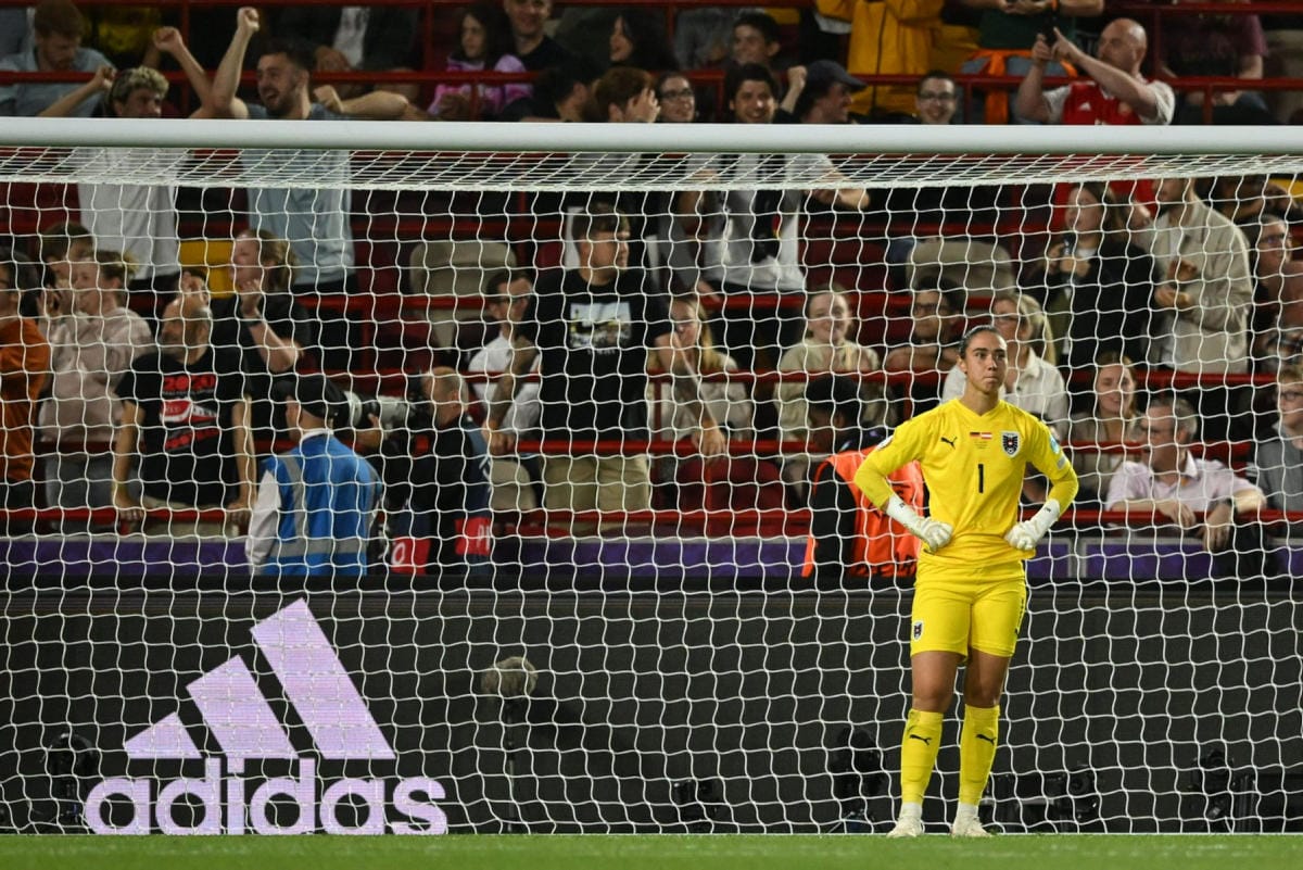 Saksan toinen maali syntyi Itävallan maalivahdin Manuela Zinsbergerin virheestä. Maalivahti laukoi pallon päin Saksan Alexandra Poppia, jolloin pallo kimposi Itävallan maaliin. LEHTIKUVA/AFP