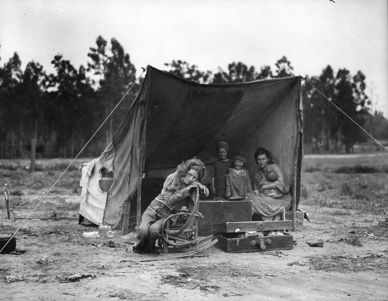 Sekä John Steinbeckin klassikkoromaani että Dorothea Langen valokuvat kertovat Yhdysvaltojen 1930-luvun suuresta lamasta.