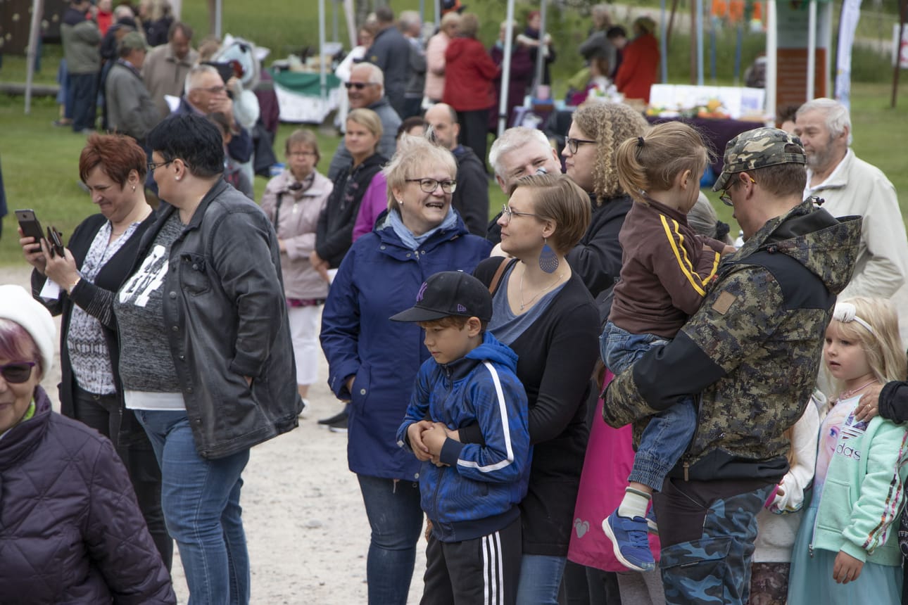 Yleisö fanitti esiintyjiä esiintymislavan eteen kokoontuen.