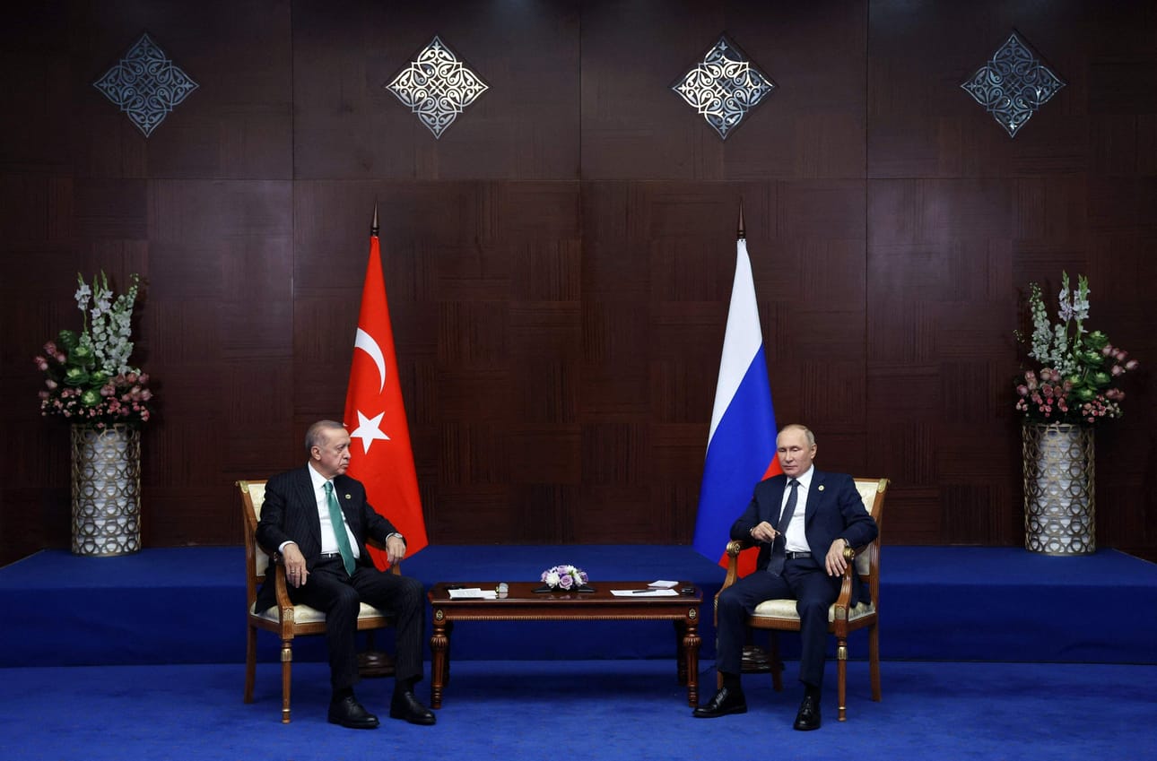 Turkin presidentti Recep Tayyip Erdogan (vas.) ja Venäjän presidentti Vladimir Putin tapasivat Kazakstanin pääkaupungissa Astanassa. LEHTIKUVA / AFP