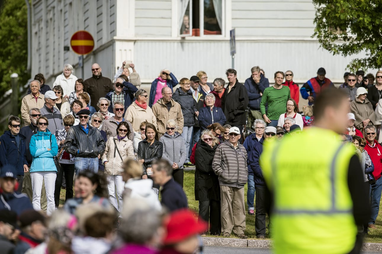 Pekanpäivät saivat raahelaiset liikkeelle. Kotoisa tuuli ei hyydyttänyt iloista väkijoukkoa.