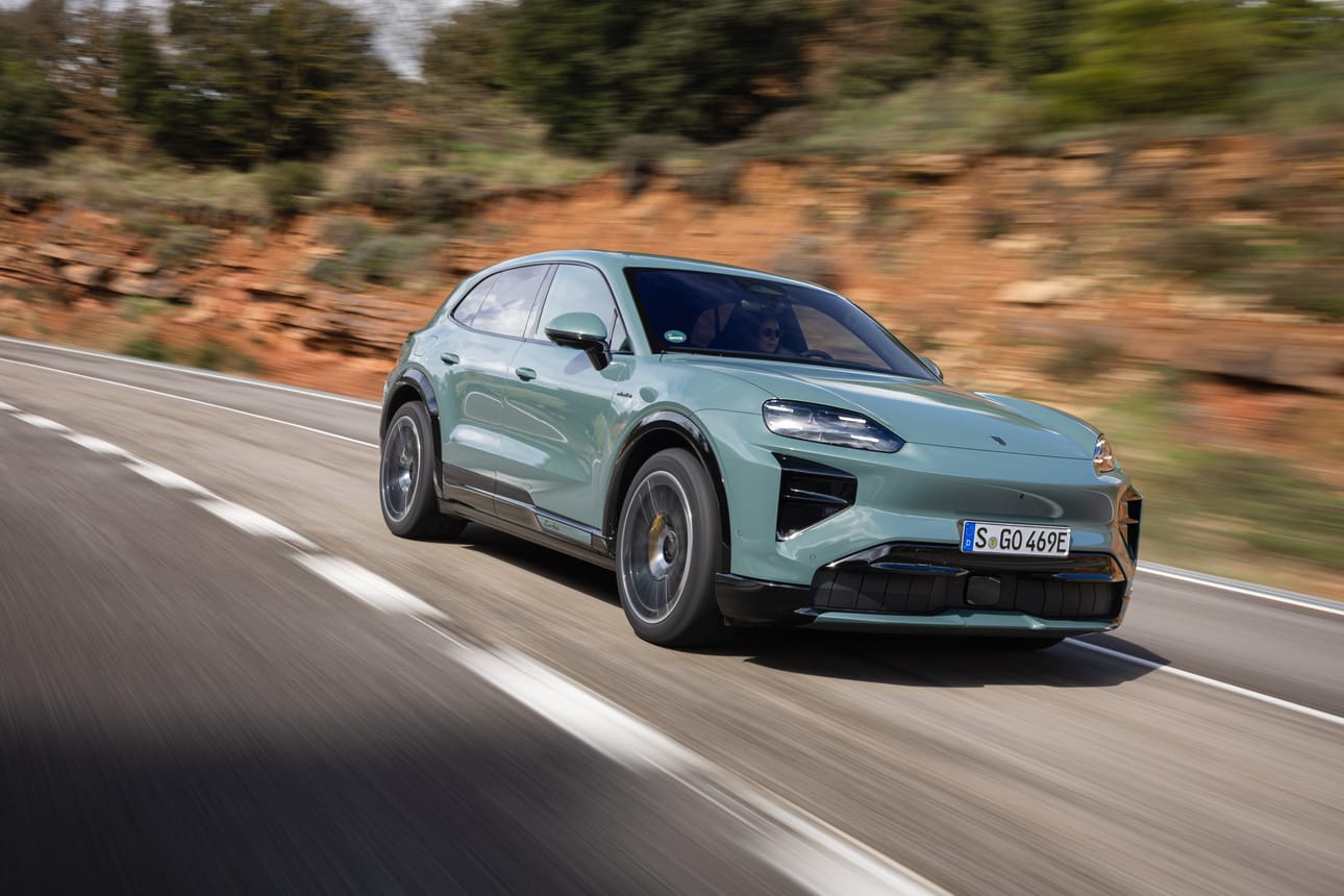 Porsche Cayenne Turbo on kuin sähkö-Formula katuradalla. Suorituskyky on huima ja tottumattoman käsissä vaarallinen. Kun kovimpia menohaluja malttaa hillitä, auto on mahtava matkakumppani.