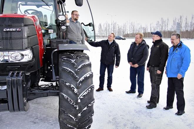 Neljä Rajahalmetta, Seppo (oik.), Matias, Timo ja Marko (vas.) kertoivat käytännön konekaupan kuulumisia Agritekin myyntipäällikkö Marko Mustoselle (toinen vas.). Rajahalmeet omistavat E-P:n Kone ja tarvike oy:n, joka laajensi merkittävästi toimialuettaan 30-juhlavuonnaan. KUVA: ARTO TAKALAMPI