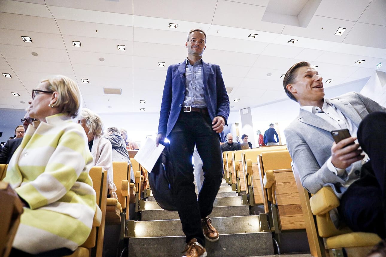 Kokoomuksen eduskuntaryhmä kokoontui kesäkokoukseen Espooseen. Kokoukseen saapumassa ryhmän puheenjohtaja Kai Mykkänen, jonka puhetta jo odottelivat Paula Risikko ja Antti Häkkänen.