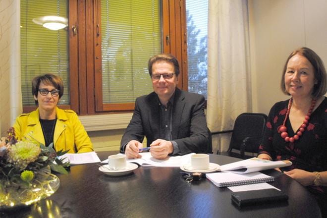 Alavuden talousarviota esittelivät talouspäällikkö Tarja Tohni, kaupunginhallituksen puheenjohtaja Jari Kortesmäki ja uusi kaupunginjohtaja Liisa Heinämäki. KUVA: EEVA-LIISA KULJU