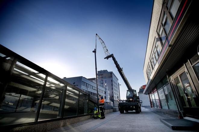 Seinäjoen uudelle torille asennettiin valaisinpylväitä keskiviikkona. Kuva: Jaakko Elenius