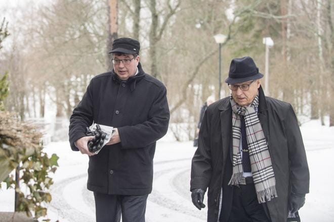 Pertti Salolainen (oik.) ei sulkisi Perussuomalaisia automaattisesti hallituksen ulkopuolelle. Arkistokuva. Vasemmalla Arto Satonen. KUVA: Kimmo Penttinen