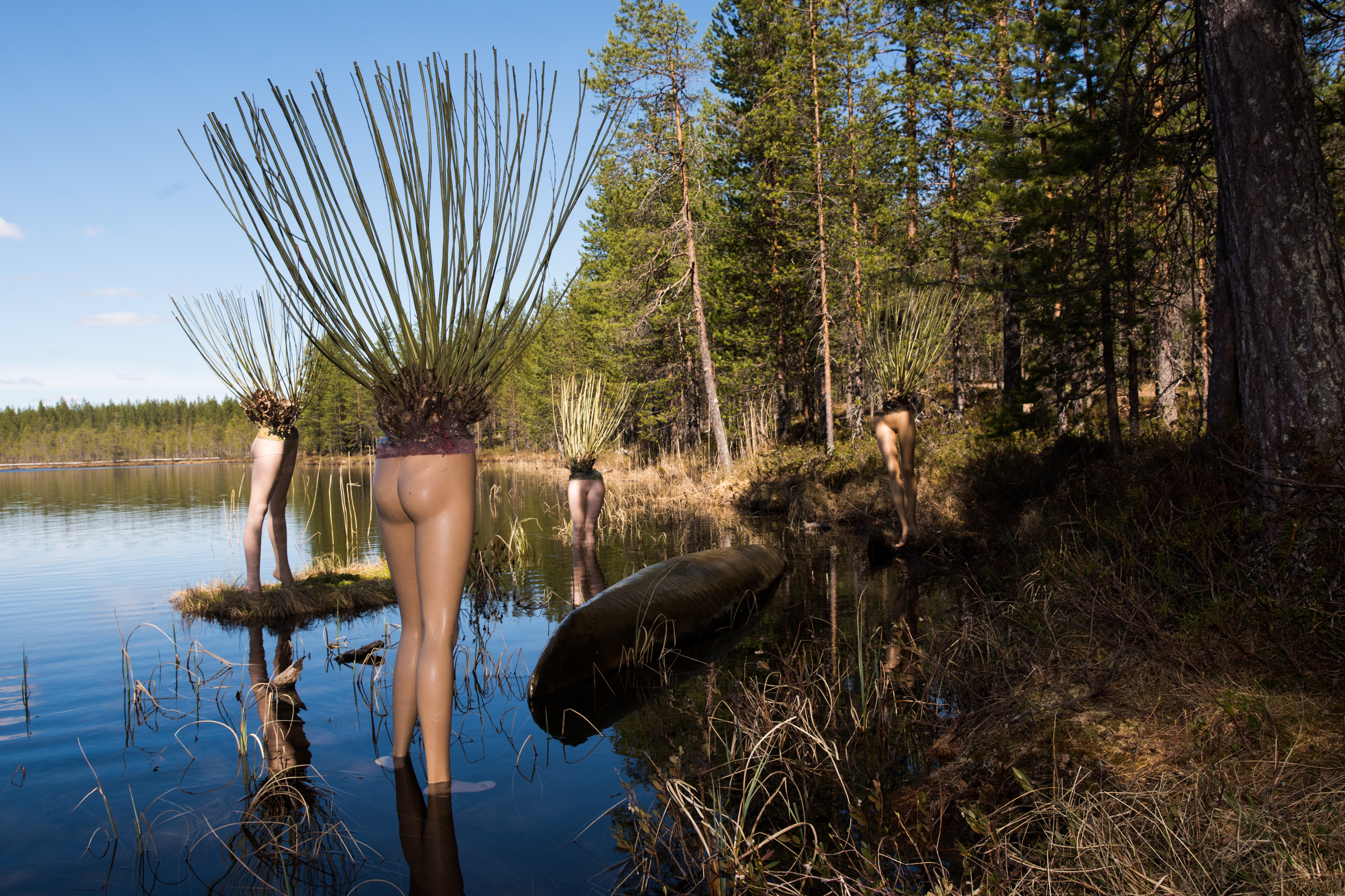 Taiteilija Urho Kähkösen tilataideseos seisoo jaloillaan lammessa.