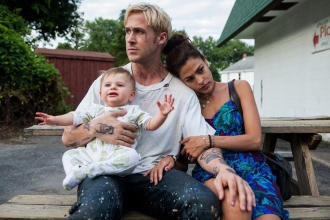 Ryan Gosling on The Place Beyond the Pines -elokuvassa stunt-moottoripyöräilijä Luke, joka päätyy tienaamaan elantoa perheelleen pankkiryöstöillä. Perheeseen kuuluvat Eva Mendes, hän on tarjoilija Romina, ja vauva. KUVA: Hero