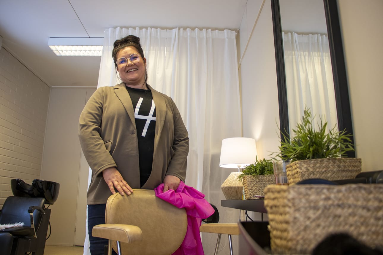Ulla Kuhalampi on työskennellyt parturi-kampaajana kymmenisen vuotta. Oma liike oli helpompi avata, kun varmuutta omasta tekemisestä oli ehtinyt kertyä.