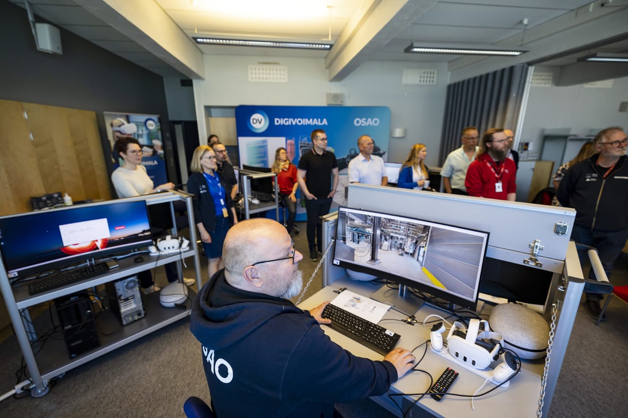 Lehtori Kari Palokangas neuvoi vieraita oppimisympäristön käytön alkuun Digivoimalan avajaisissa.