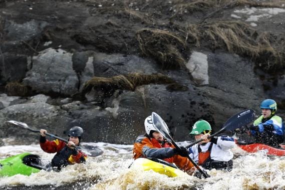 Menestynyt koskimeloja Tuomas Kaukola (vas.) aloitti lajin 12-vuotiaana. Hänen suunnitelmissaan siintää maailmancup. KUVAT: JOUKO HÄNNINEN