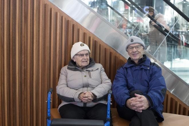 Anneli ja Pentti Korpela tutustuivat Espeniin. Pentti Korpelan mielestä vaateliikkeiden nykyinen tarjonta sopii huonosti ikääntyneille. KUVAT: MINNA ANTILA