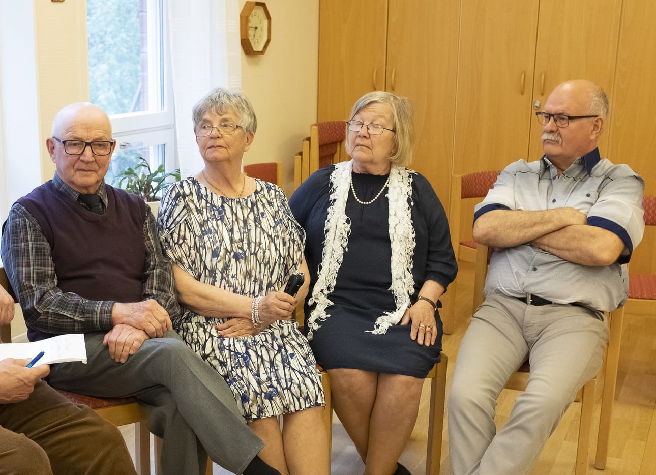 Pikku-Kärpänkylän väkeä haastateltavana Hallstahammarin seurakuntatalolla. Kuvassa vasemmalta lukien Arvo Nevala, Irja Honkonen, Aino Koski ja Vesa Aho.