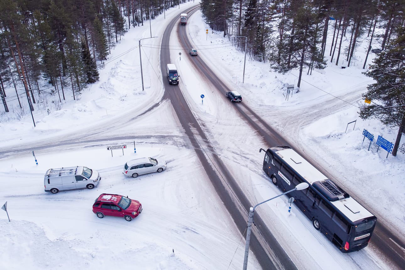 Vanha Rajan risteys Kuusamossa Viitostiellä. Tieosuus Rukan suuntaan on yksi Viitostien vilkkaimpia turistivirrasta johtuen. Siksi sille toivotaankin katuvalaistusta koko matkalle.