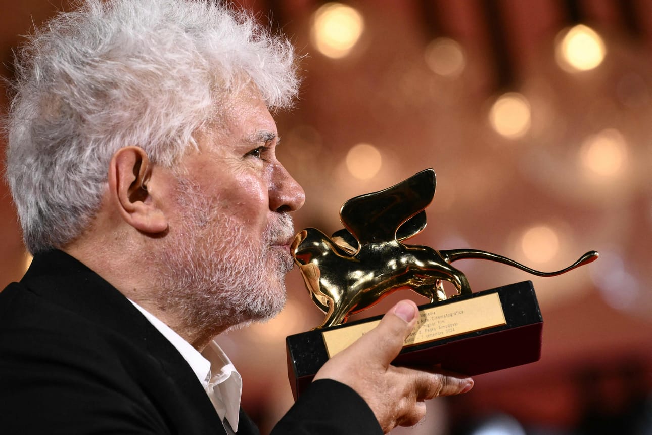 Ohjaajalegenda Pedro Almodovar voitti Venetsian elokuvajuhlien pääpalkinnon elokuvallaan The Room Next Door. LEHTIKUVA/AFP