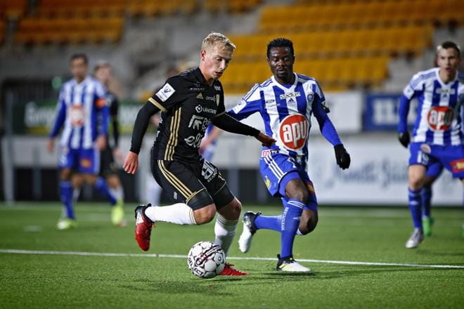 SJK:n Matti Klinga vie pallon HJK:n keskikentän moottorilta Anthony Annanilta. KUVAT: TOMI KOSONEN
