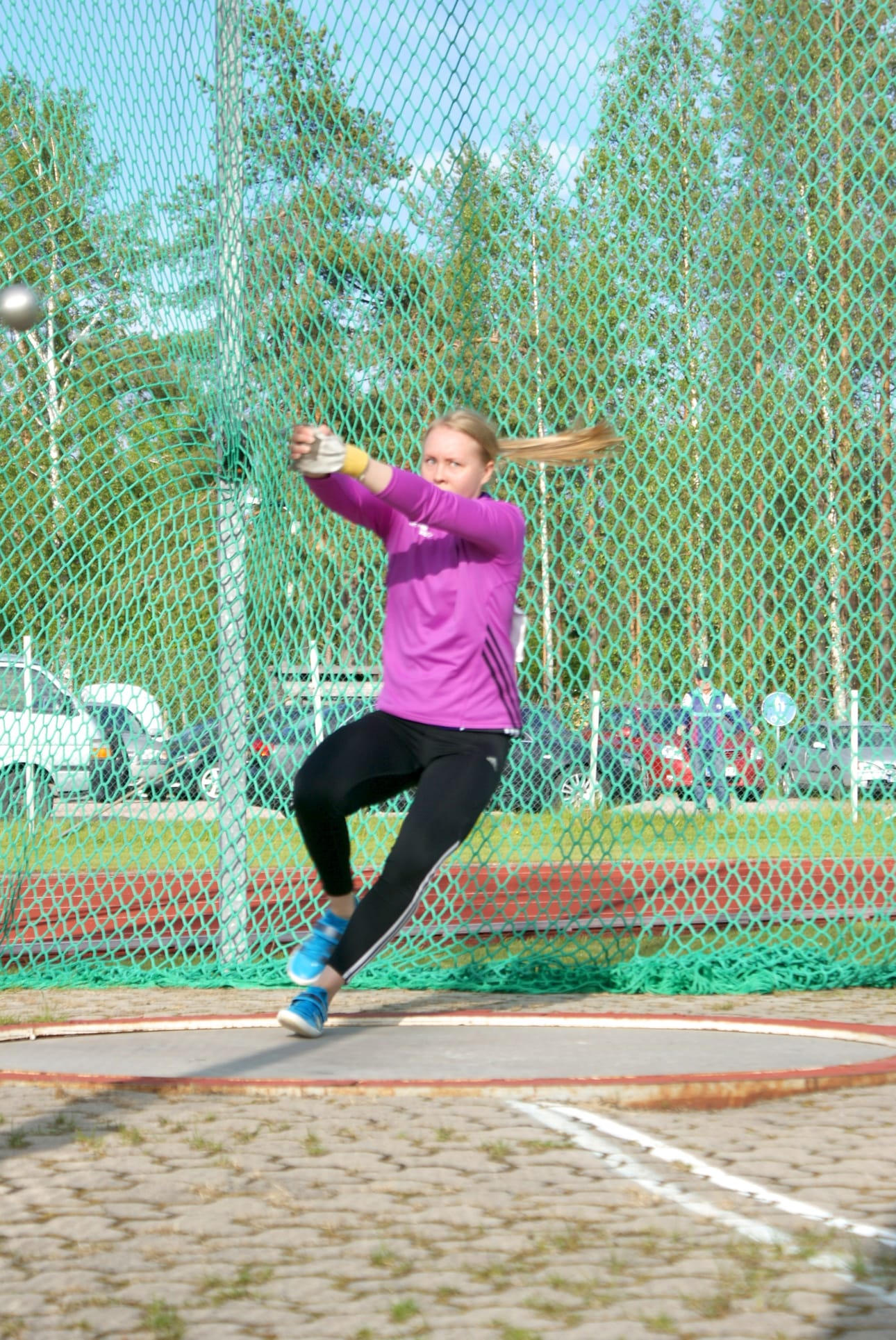 Milja Jylhänniska osallistuu Kalevan kisoissa moukarinheiton karsintaan lauantaiaamuna.