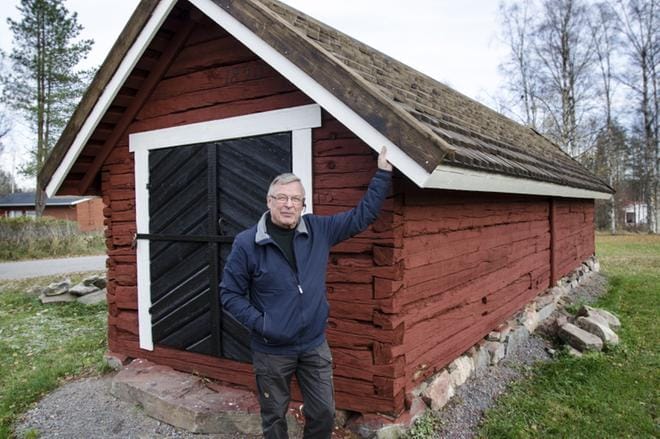 Kortesjärvi-Seuran puheenjohtaja Mauri Jokela on tyytyväinen, että seura sai kirkon tikashuoneen takaisin edes lähelle sen alkuperäistä paikkaa. Hanke oli vireillä yhdeksän vuotta. KUVA: JUHA AHO-PYNTTÄRI