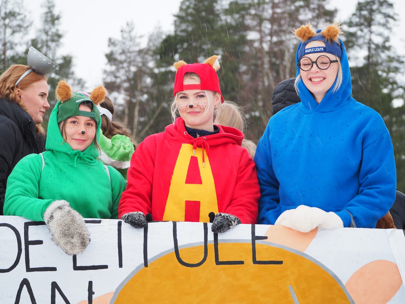 Kuorma-auton kavalle kapusivat värikkäissä asuissaan muun muassa jääkiekkoilijaopiskelijat Aleksandra Nurminen, Oona Koukkula ja Aliisa Yli-Kauppila.