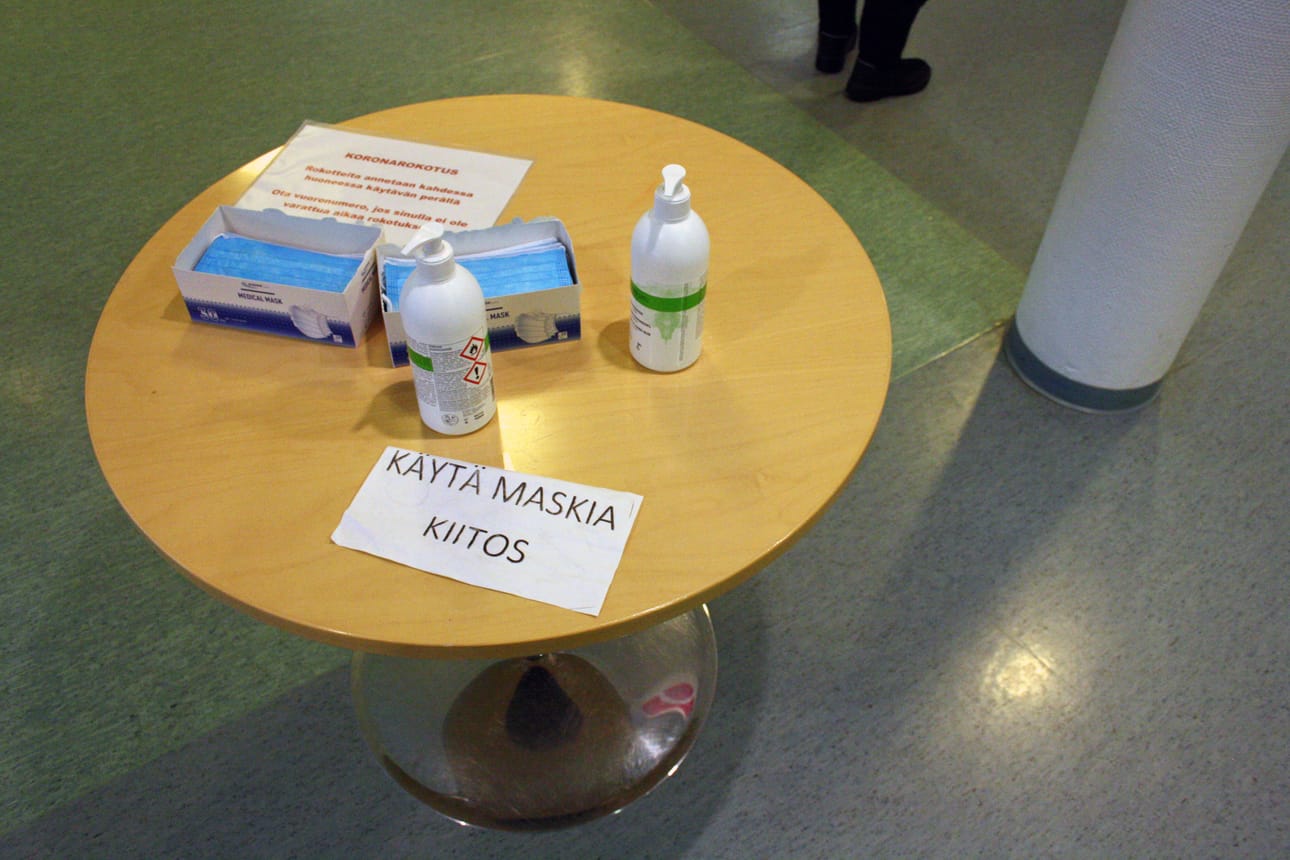 Posiolla todettiin tiistaina kaksi koronavirustartuntaa. Kuvituskuva on terveyskeskuksen aulasta.
