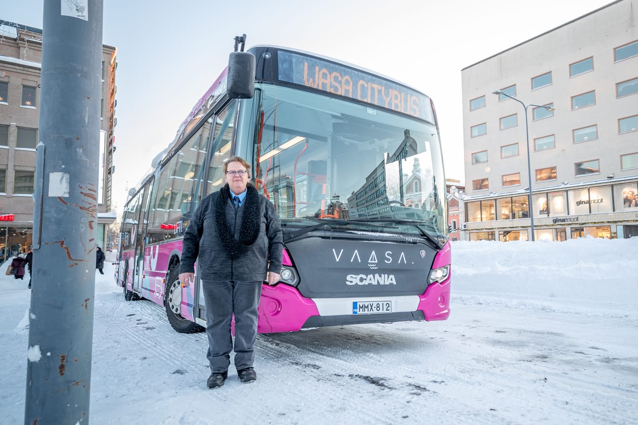 Päivi Viljanen aloitti työaamunsa bussin ratissa jo kuudelta maanantaina. Siihen mennessä pysäkit oli aurattu yllättävän siistiin ajokuntoon.
