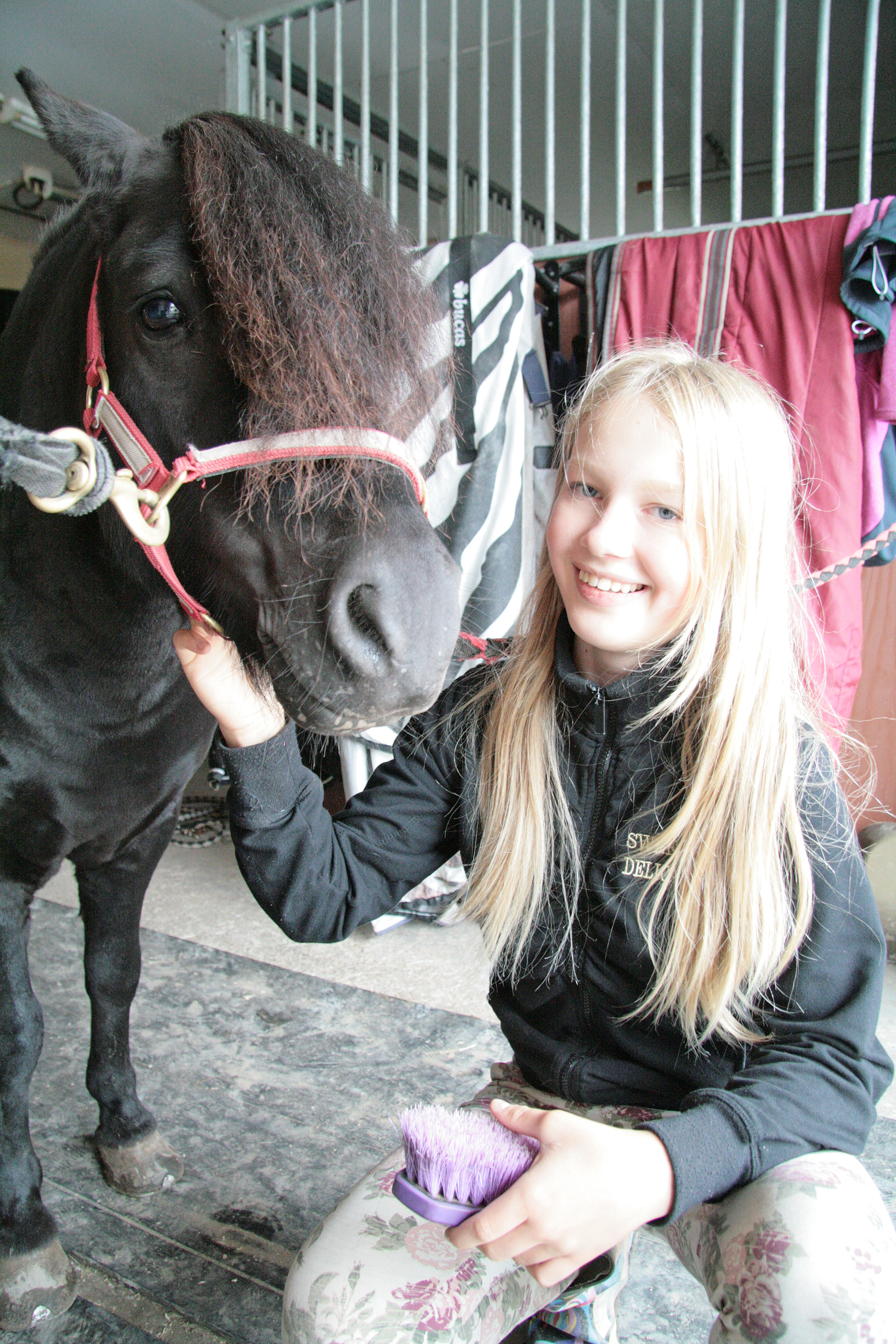 Hevosten kanssa     ihan pienestä pitäen touhunnut Melissa Melkko sanoo kiinnostuksen tulleen automaattisesti.     – Olimme siskon kanssa ihan pieniä, kun     meille tuli poni. Vanhemmilla on ollut aina h    evosia ja poneja, joten     den kanssa on tottunut     olemaan.