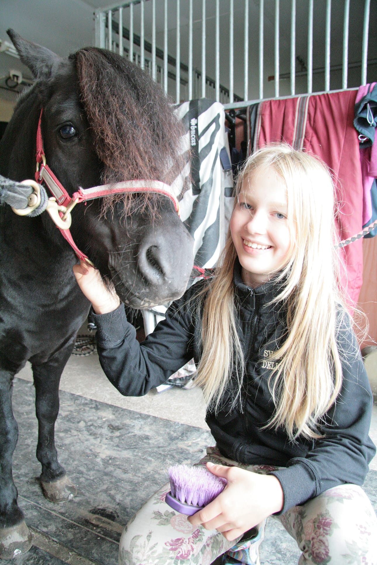 Hevosten kanssa ihan pienestä pitäen touhunnut Melissa Melkko sanoo kiinnostuksen tulleen automaattisesti. – Olimme siskon kanssa ihan pieniä, kun meille tuli poni. Vanhemmilla on ollut aina h evosia ja poneja, joten den kanssa on tottunut olemaan.