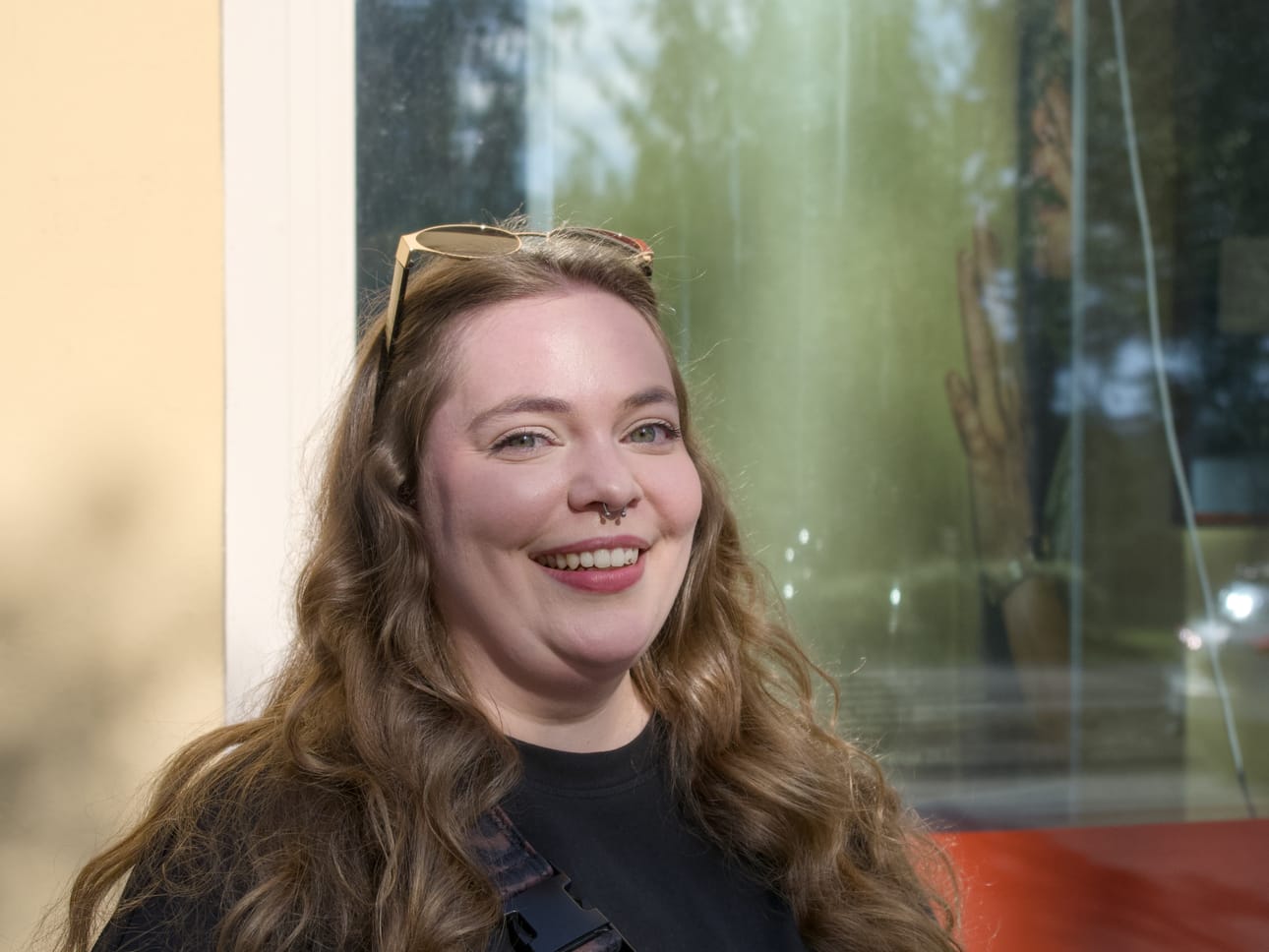 Julia Järvelä arvelee, että Backrooms-elokuva toimii paremmin sellaisille katsojille, jotka tuntevat sen taustatarinan.