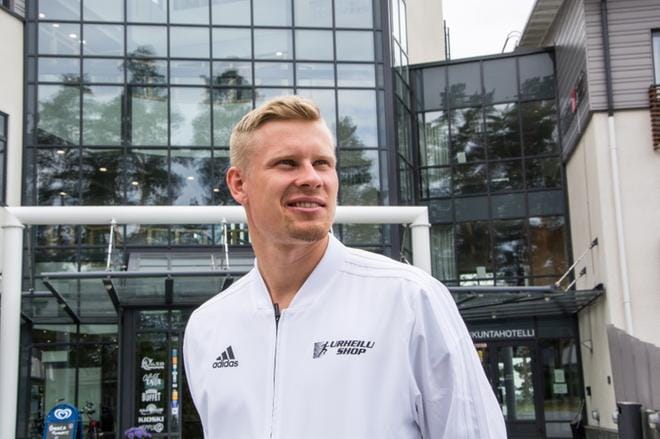 Lappajärven Veikkojen Elmo Savola kohtaa ottelijakumppaninsa kotikentällään. ARKISTOKUVA