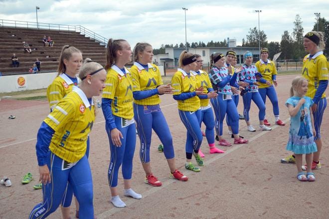 Kiilassa ottelussa Kitrolla etuvasemmalla Senja Aho, Sofia Huusko, Oona Winter ja Roosa Nuolikoski. Kannen vinkkikuvassa lyöntivuorossa Fanny Salmela. Kuvat: Markku Turpela
