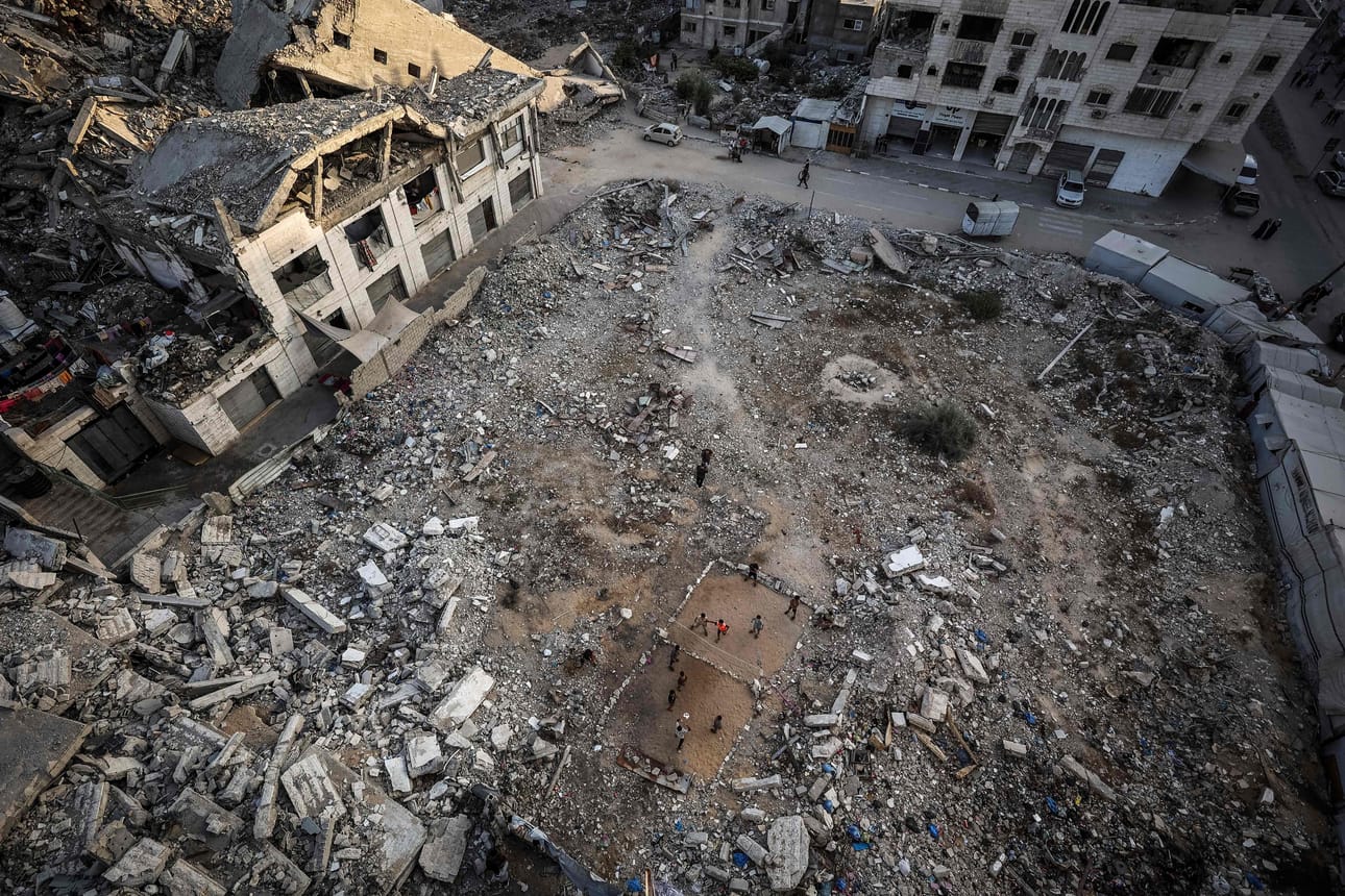 Israelin puolustusministerin mukaan Israel aikoo jatkaa tulevaisuudessa täysimittaista sotaa Palestiinassa. Israel aloitti sotatoimet Gazassa sen jälkeen kun palestiinalainen äärijärjestö Hamas liittolaisineen hyökkäsi Israeliin lokakuussa 2023. Kuvassa lapset pelaavat jalkapalloa tuhotussa Gazassa 15. syyskuuta.
