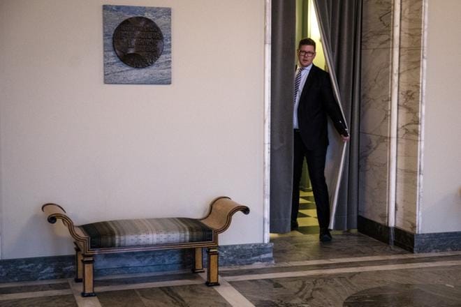Valiokuntien ja valtiovarainvaliokunnan jaostojen puheenjohtajuudet jaettiin suurimman eduskuntaryhmän puheenjohtajan Antti Lindtmanin (sd.) johdolla. KUVA: Joel Maisalmi