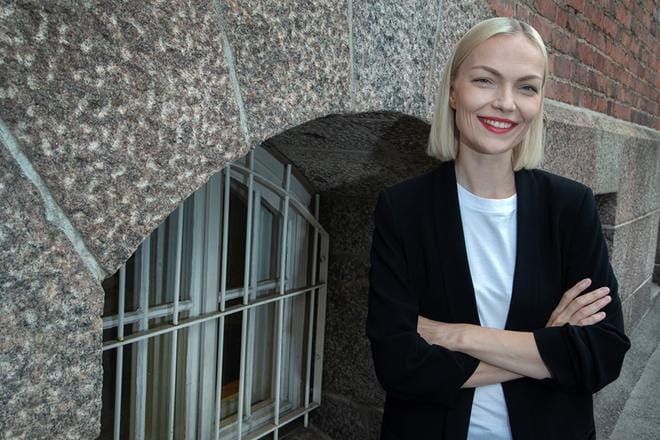 Minja Koskela on tullut tutuksi etenkin feministisenä someaktivistina. Vuosina 2016–2019 hän kirjoitti suosittua blogia, jossa otti kantaa niin kotimaisiin kuin kansainvälisiin poliittisiin aiheisiin.