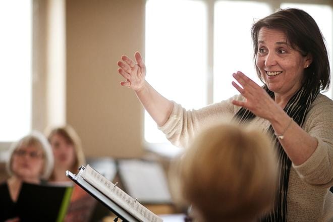Anne Tienhaara johtaa Sekakuoro Sirpaleita Toivo Kuulan yhteiskonsertissa sekä kaikkien kuorojen yhteisen viimeisen numeron, Auringon noustessa. Silloin lavalla on noin 120 laulajaa.