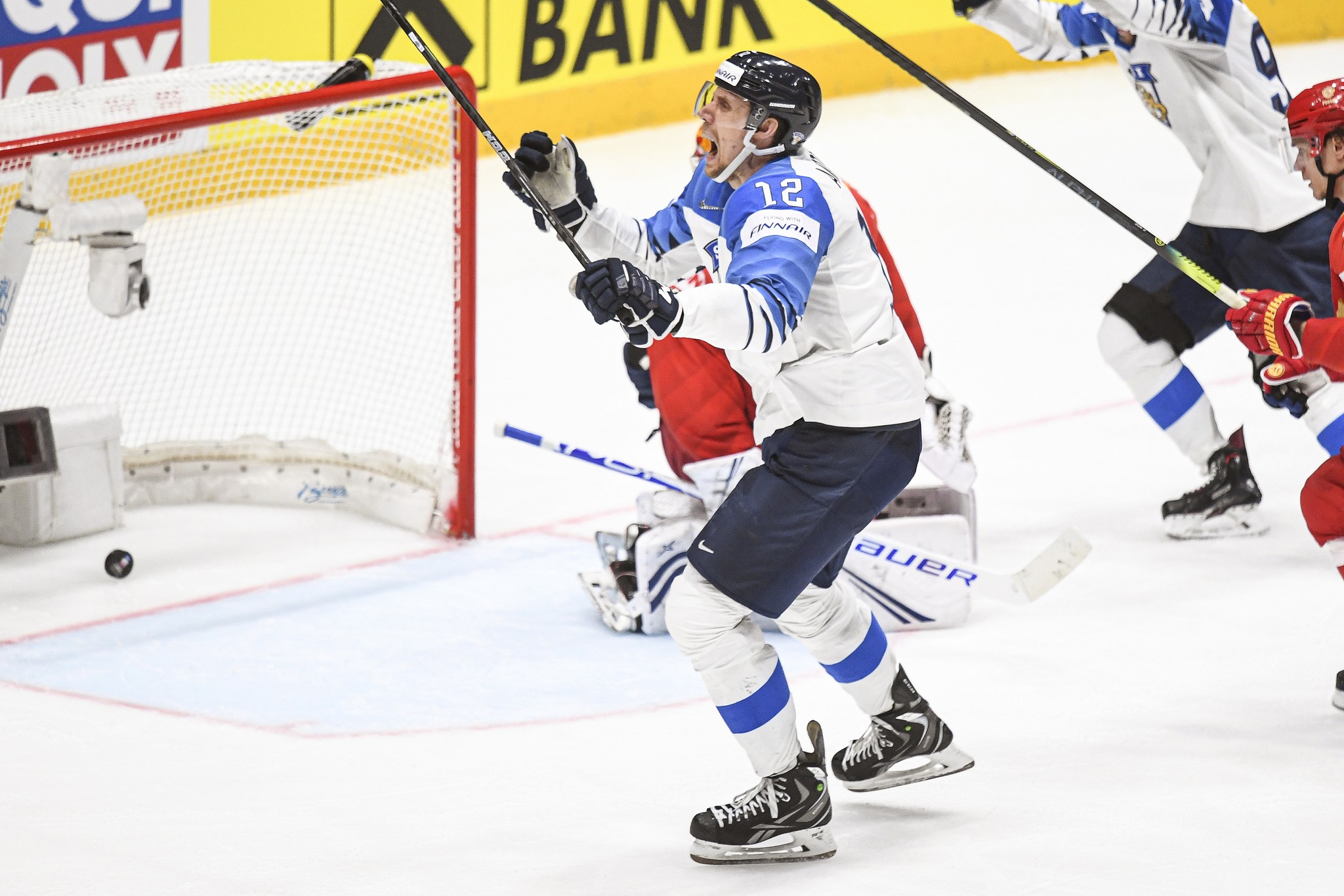 Kapteeni Marko Anttila tuuletti villisti tekemäänsä ottelun voittomaalia.