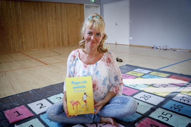 Sari Salon Peppu irti penkistä -kirjaa hyödynnetään nyt kouluissa ympäri Suomen. Tällä hetkellä suunnitellaan kustantajan kanssa kirjan käyttäjille joulun ajan puuhaekstraa. KUVA: MARJUT KRIIKKU