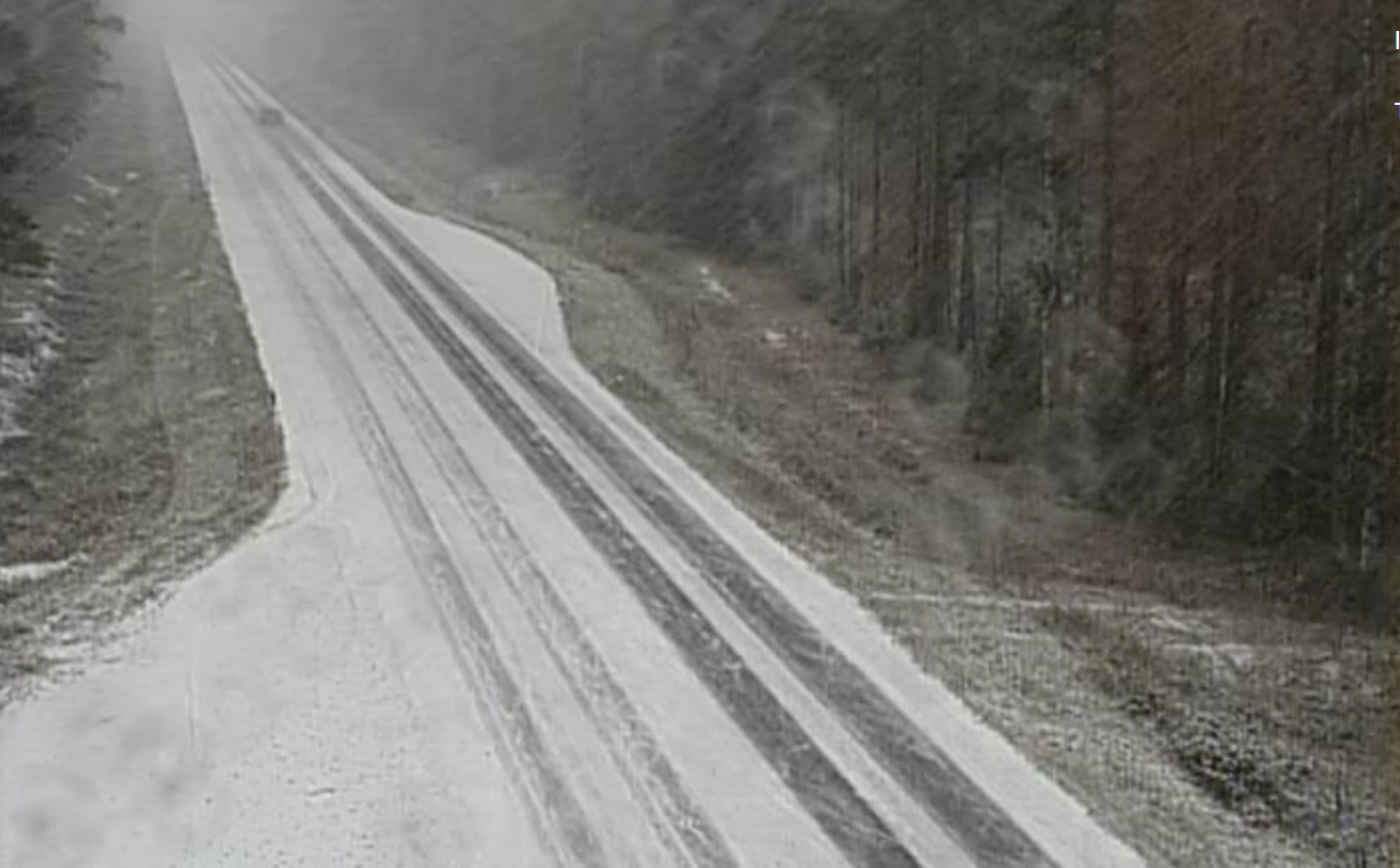 Lumi peitti perjantaiaamuna tien Ylikiimingissä tiellä 20.