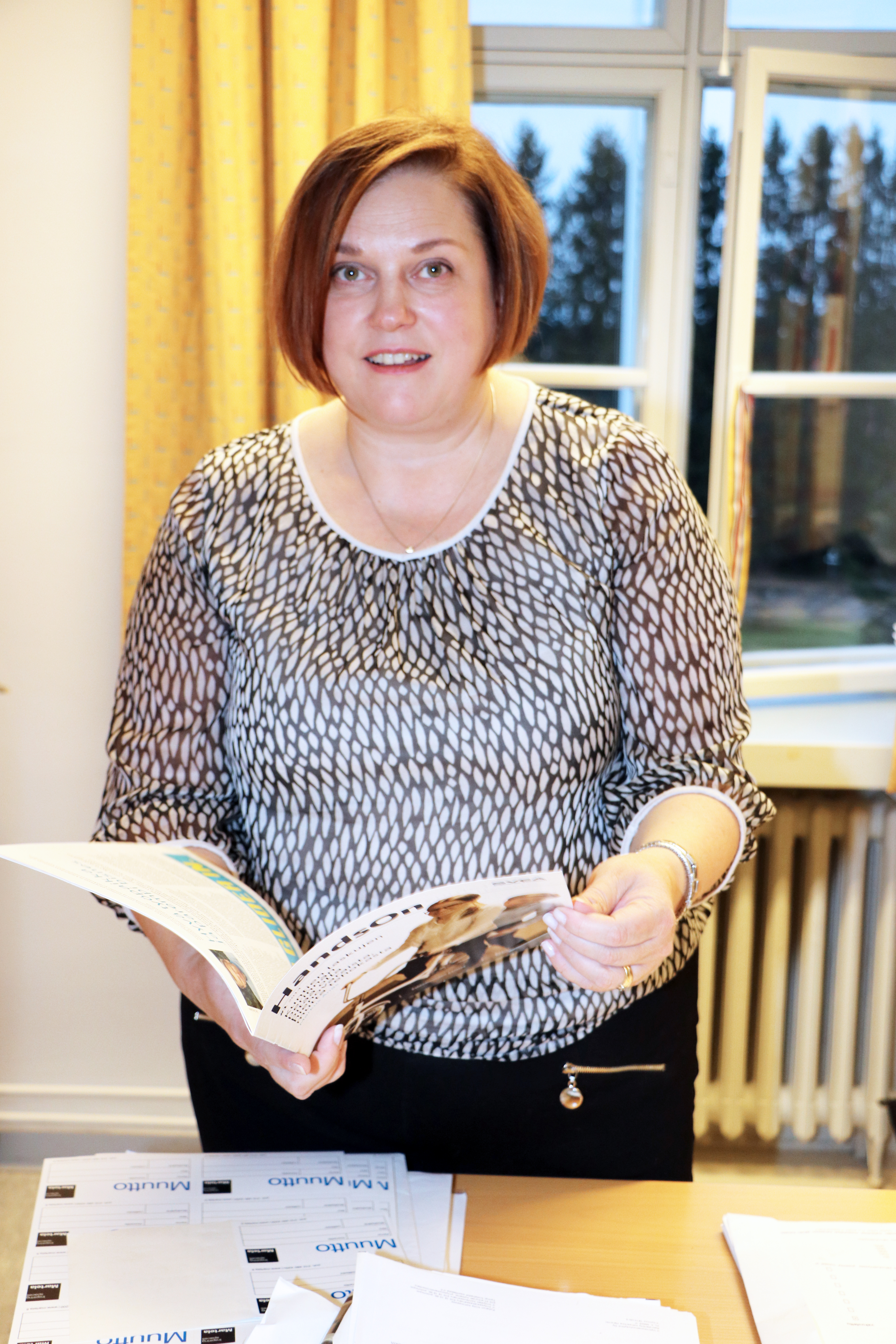 Millä mielin muutat uusiin tiloihin?
Tarja Lempeä, talousjohtaja
”Edellisessä työpai-kassani sanottiin: Älkää kiintykö seiniin ja lattiaan. Olen tottunut muutoksiin aiemmissakin työpaikoissani. Uusissa tiloissa on muistettava, että avokonttorin työpisteet eivät ole hyviä keskustelupaikkoja. Kahvilla voi vaihtaa kuulumisia. Alkuviikon kävin edeltäjäni papereita läpi, ja omiani olen lajitellut vähitellen. Uusiin tiloihin lähtee neljä muuttolaatikkoa.”