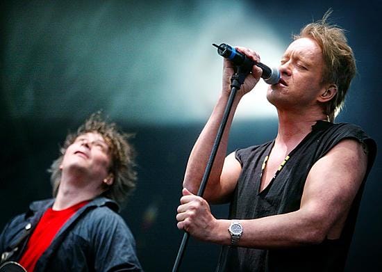 Eppu Normaalin Juha Torvinen (vas.) ja Martti Syrjä Oulussa vuonna 2004.