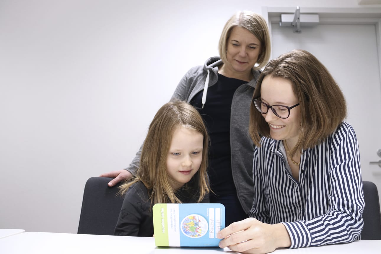 Neuvokas-kortti on tullut Reetta ja Eveliina Seppälälle tutuksi. Kortin täyttäminen on herättänyt ajatuksia ja keskustelua. Taustalla terveydenhoitaja Virpi Lahdenperä.