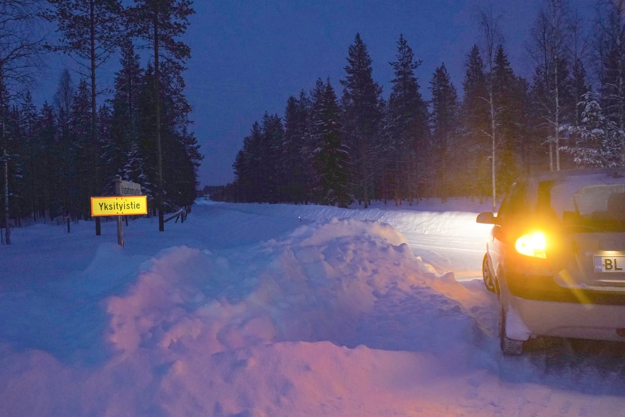 Yksityisteiden merkkejä on asenneltu paikoilleen eri puolilla Pudasjärveä.
