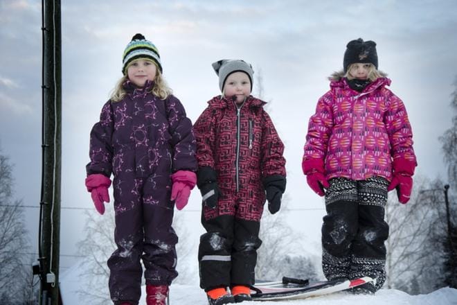 Väki Ruotsalan kylällä toivoo, että esikoulu voisi jatkaa oman kylän koululla niin kauan kuin koulukin toimii. Kyläkoulu sulkeen ovensa kahden vuoden kuluttua, kun uusi koulukeskus muutaman kilometrin päähän valmistuu. Ruotsalan koulun pihalla viihtyivät leikeissään Milla Näykki, Enni Piri ja Minttu Luoma. KUVA: JUHA AHO-PYNTTÄRI