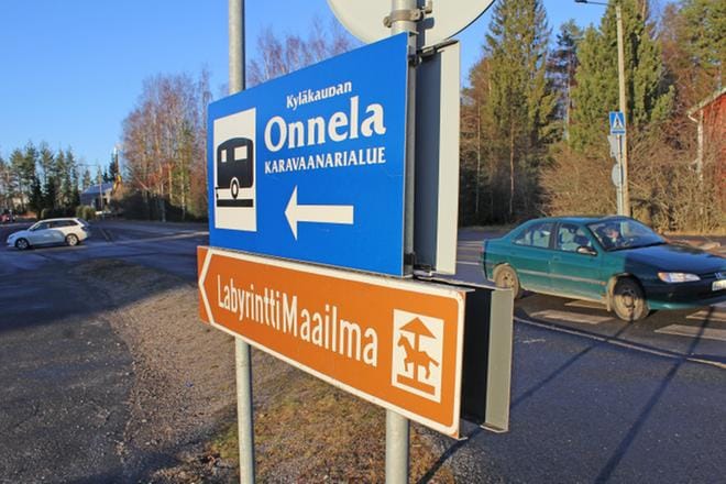 Tämän opastekylttikaksikon yrityksistä alempi ei enää ole toiminnassa, ja yrityksen käytössä olleella alueella sijainneet labyrinttirakenteet on purettu ja viety pois. KUVA: REIJO HEIKKILÄ