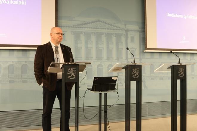 Työministeri Jari Lindström (sin.) kommentoi maanantaina PTT:n tekemää työttömyyden kustannuksia koskevaa selvitystä, että työttömyys maksaa liikaa Suomelle. KUVA: Ossi Rajala