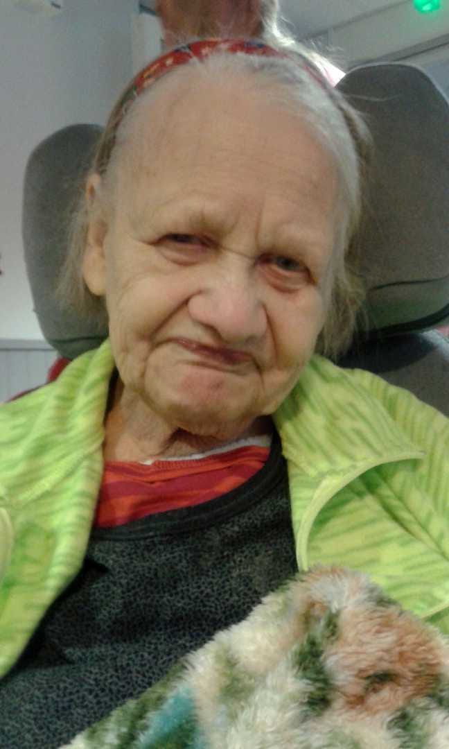 Uudessa kuvassa Hilja Pramila jouluaattona 2016. Täti nukkui geriatriatuolissa, mutta heti kun sai Pätkis-suklaakarkin, silmätkin avautuivat ja huulille nousi hymy kiitoksen kera.